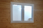 mobilheim celoroční okno bílé a dřevo